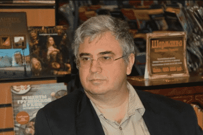 Писатель Роман Злотников с книгами