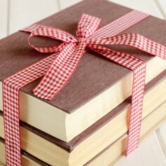 Как красиво подписать книгу в подарок?